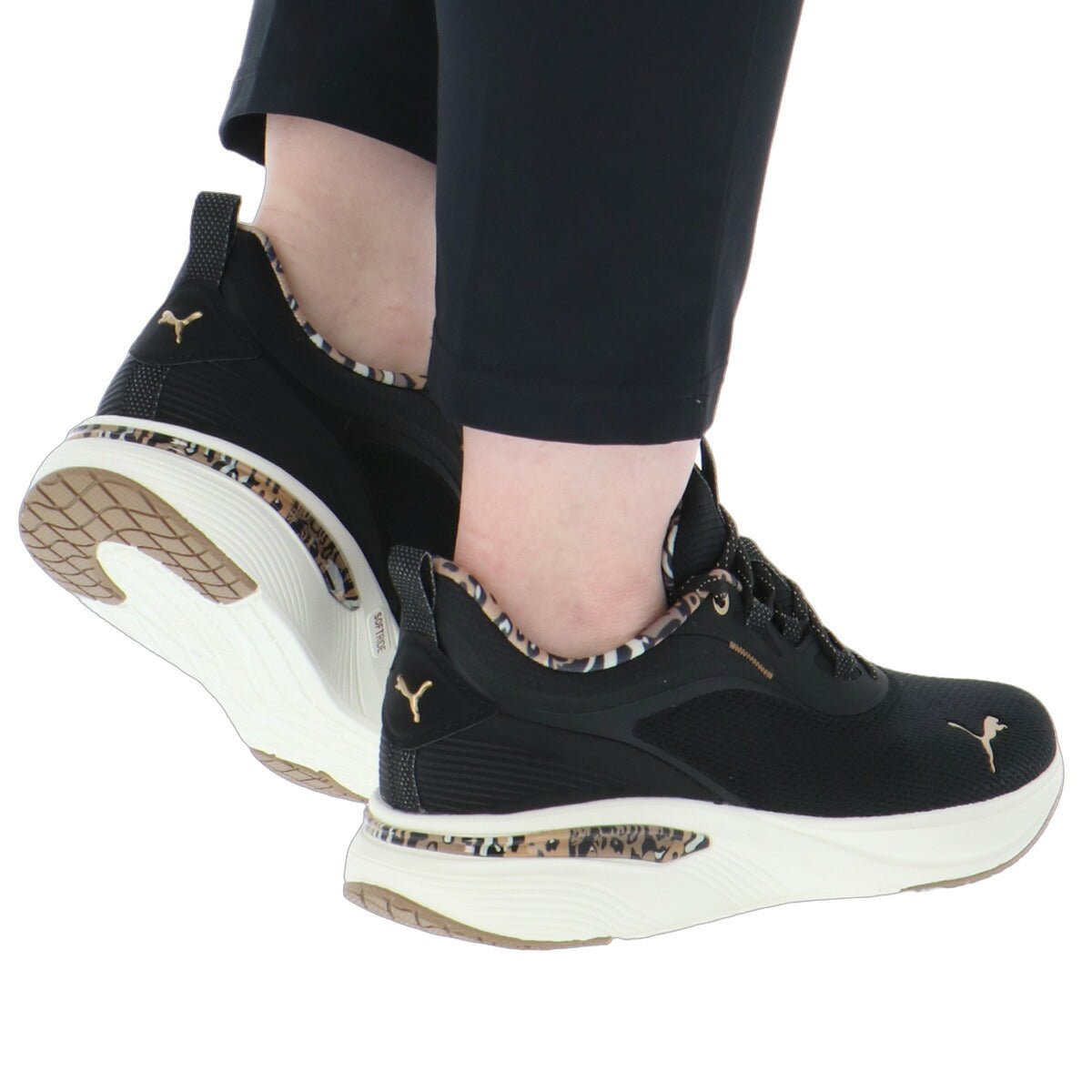 プーマ ソフトライド スリッポン シューズ レディース ブランド スニーカー PUMA アニマル柄 黒 白 ヒョウ レオパード 313963 ブラック ホワイト かわいい 大きいサイズ 有 スポーツ おしゃれ