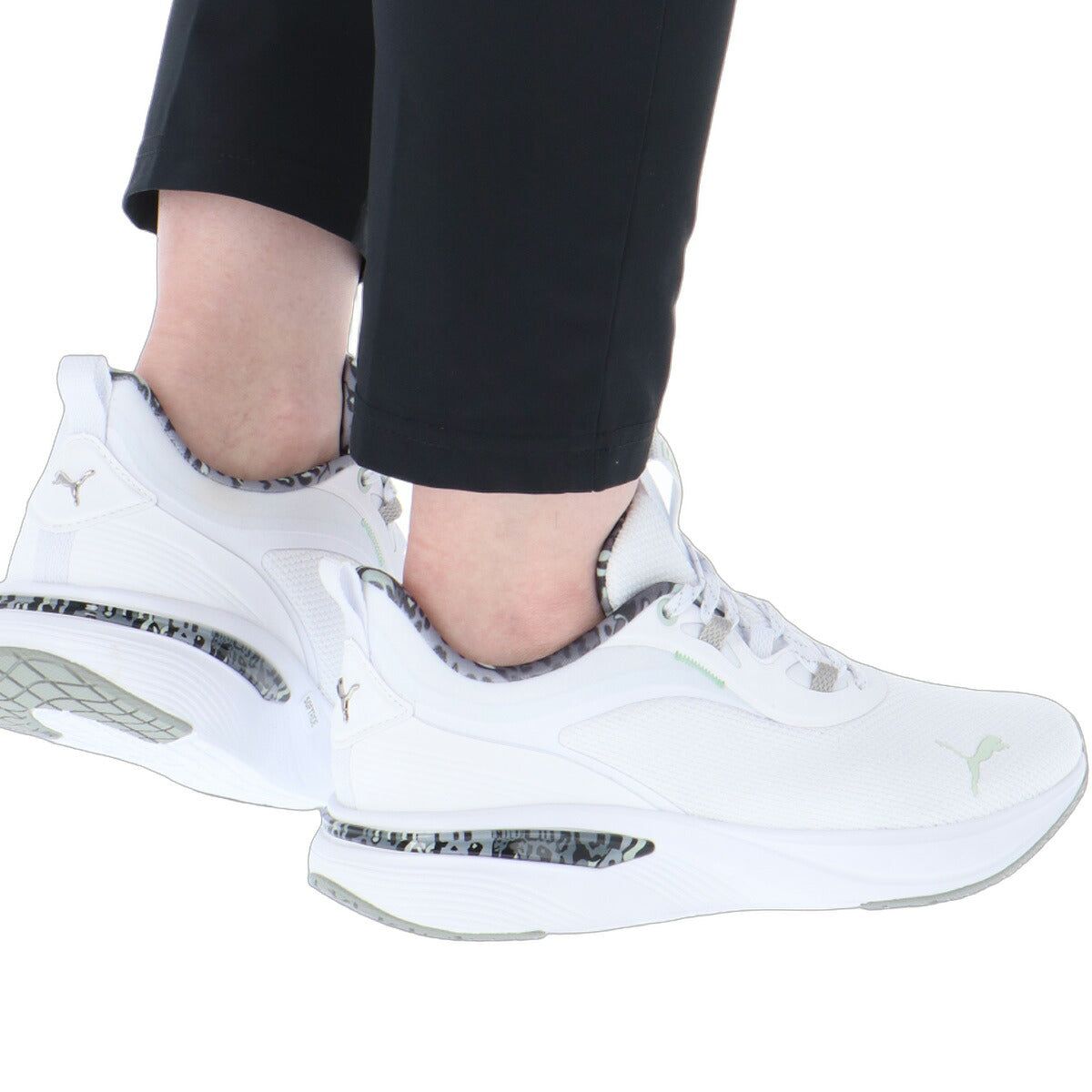プーマ ソフトライド スリッポン シューズ レディース ブランド スニーカー PUMA アニマル柄 黒 白 ヒョウ レオパード 313963 ブラック ホワイト かわいい 大きいサイズ 有 スポーツ おしゃれ