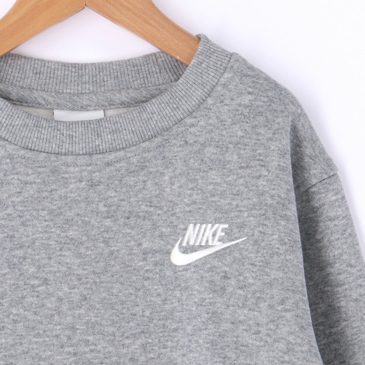 ナイキ トレーナー スウェット クラブ フリース スウェットシャツ ジュニア ブランド クルーネック NIKE 裏起毛 綿混 ワンポイント FD3006 063 灰色 グレー 新作 男 女の子 キッズ スポーツウェア トレーニングウェア スポーツ おしゃれ - 【公式】限定ジャージのタケスポ（Limited jersey takespo）