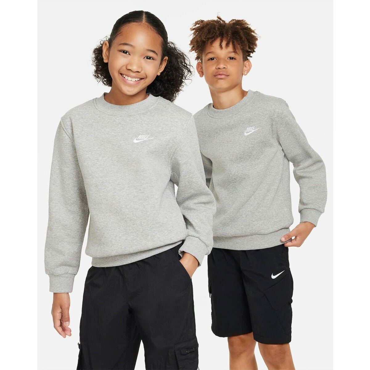 ナイキ トレーナー スウェット クラブ フリース スウェットシャツ ジュニア ブランド クルーネック NIKE 裏起毛 綿混 ワンポイント FD3006 063 灰色 グレー 新作 男 女の子 キッズ スポーツウェア トレーニングウェア スポーツ おしゃれ - 【公式】限定ジャージのタケスポ（Limited jersey takespo）