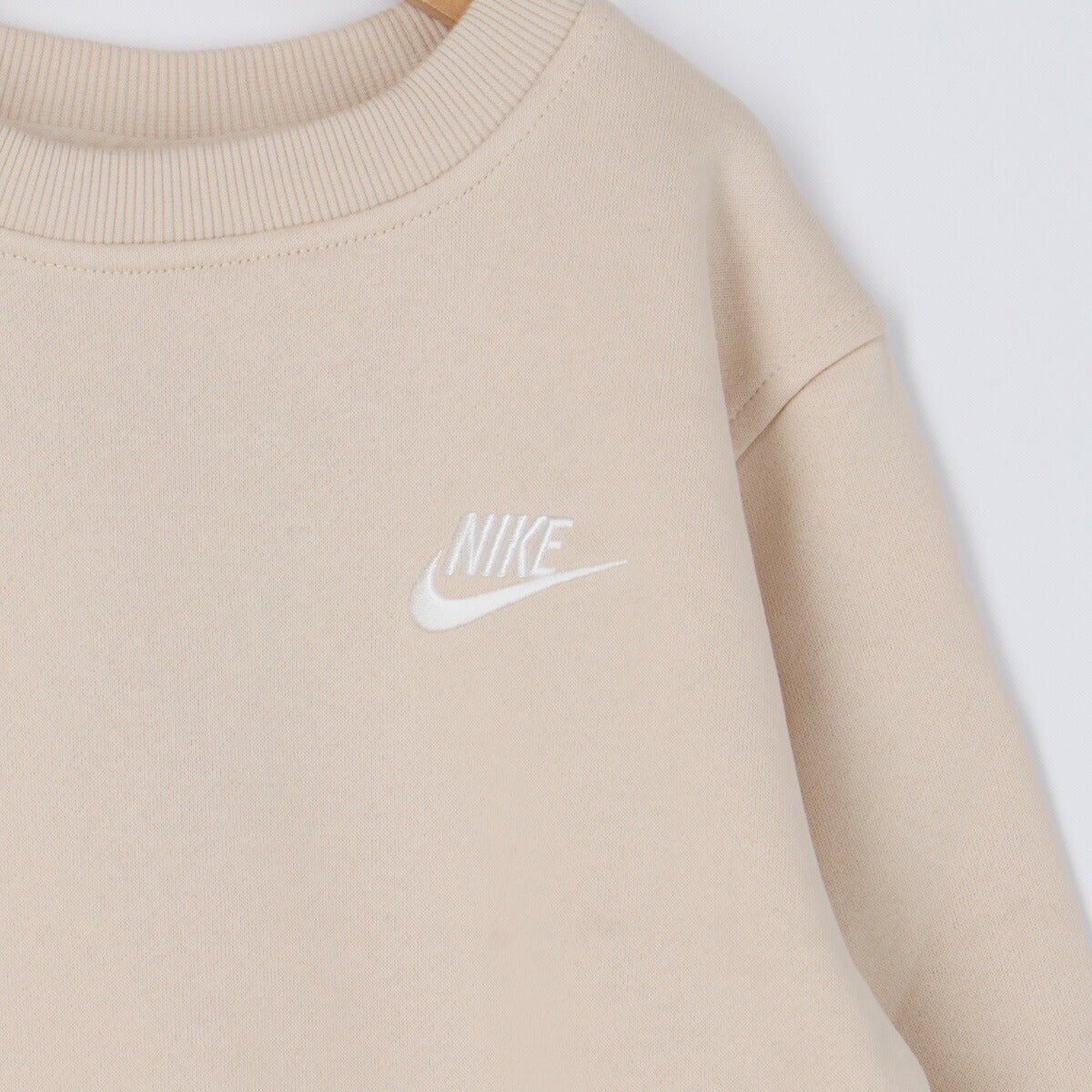 ナイキ クラブ フリース スウェット 上下 セットアップ ジュニア ブランド NIKE 裏起毛 クルーネック 綿混 ジョガーパンツ FD3006 126 薄茶色 ベージュ 新作 上下セット 男 女の子 キッズ スポーツウェア トレーニングウェア スポーツ おしゃれ - 【公式】限定ジャージのタケスポ（Limited jersey takespo）