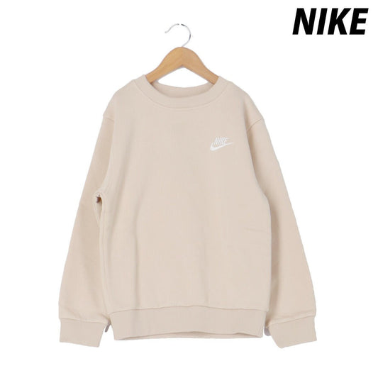 ナイキ トレーナー スウェット クラブ フリース スウェットシャツ ジュニア ブランド クルーネック NIKE 裏起毛 綿混 ワンポイント FD3006 126 薄茶色 ベージュ 新作 男 女の子 キッズ スポーツウェア トレーニングウェア スポーツ おしゃれ - 【公式】限定ジャージのタケスポ（Limited jersey takespo）