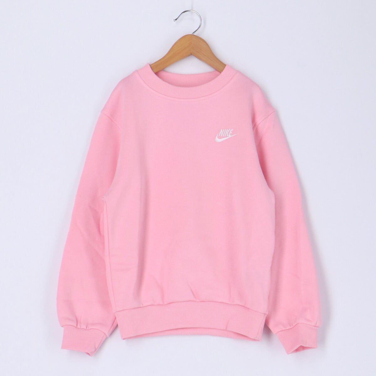 ナイキ トレーナー スウェット クラブ フリース スウェットシャツ ジュニア ブランド クルーネック NIKE 裏起毛 綿混 ワンポイント FD3006 690 桃色 ピンク 新作 男 女の子 キッズ スポーツウェア トレーニングウェア スポーツ おしゃれ - 【公式】限定ジャージのタケスポ（Limited jersey takespo）