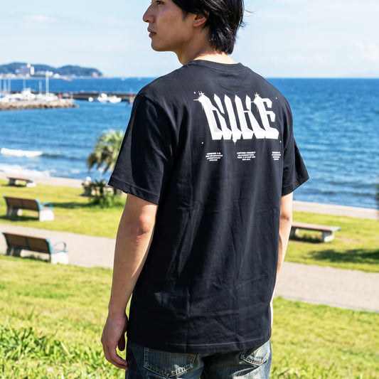 ナイキ 半袖 Tシャツ メンズ ブランド NIKE コットン100 綿100 クルーネック バックプリント付き グラフィック IO3138 010 黒 ブラック 新作 大きいサイズ 有 スポーツウェア トレーニングウェア スポーツ
