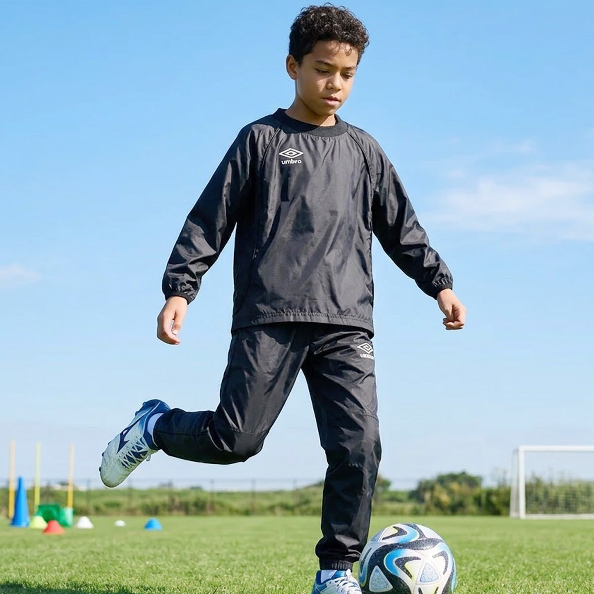 アンブロ チーム ウインドブレーカー 上下 セットアップ ジュニア ブランド umbro ピステ サッカー フットサル 防風 はっ水 撥水 黒 UF5FWB01JA ブラック ネイビー ブルー グリーン レッド