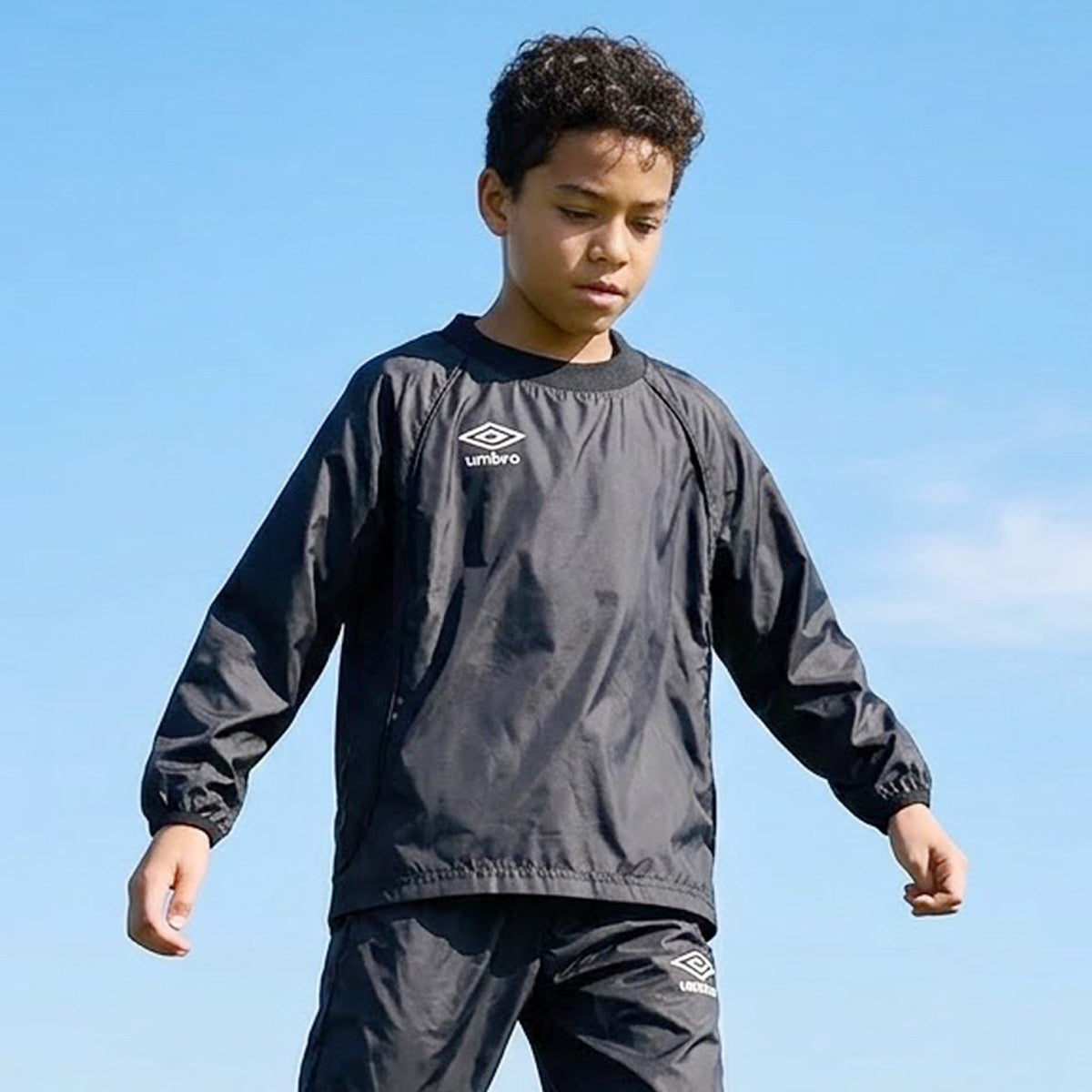 アンブロ チーム ウインドジャケット ジュニア ブランド umbro ピステ はっ水 撥水 防水 黒 サッカー フットサル UF5FWB01JA ブラック ネイビー ブルー グリーン レッド 男 女の子 キッズ